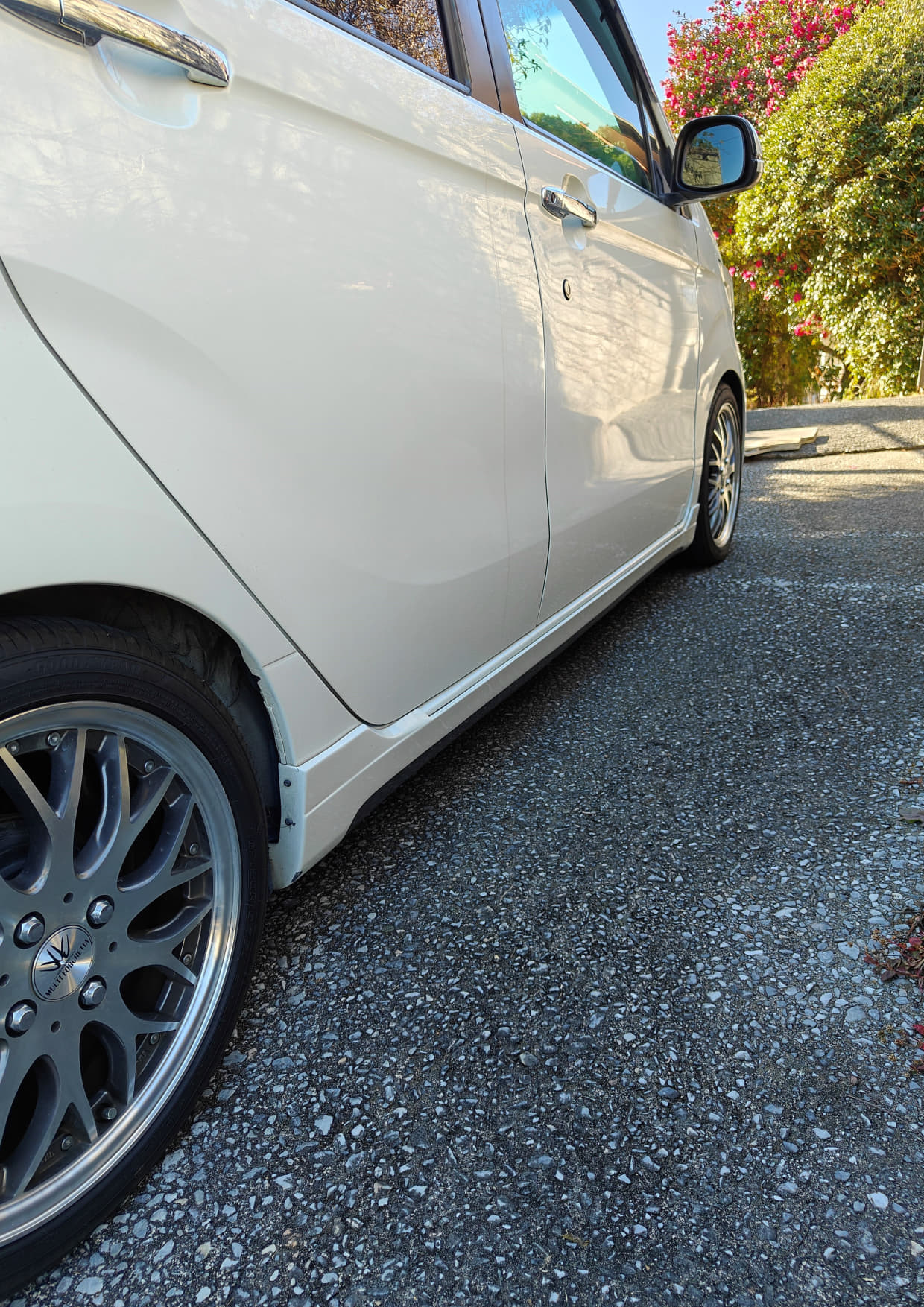 車高を下げた車